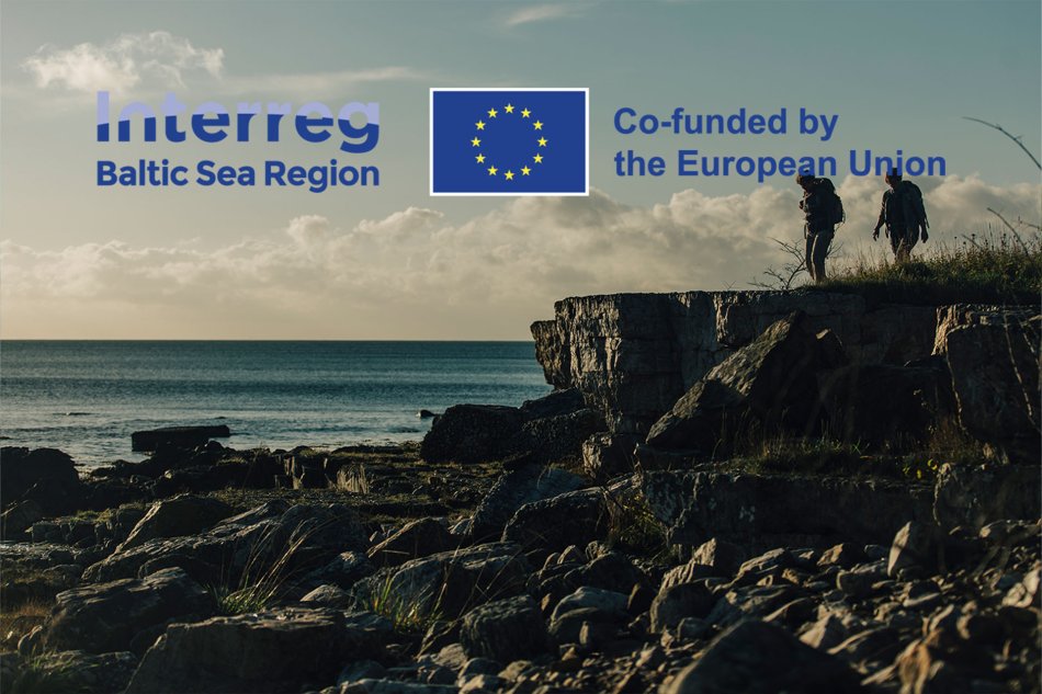 Två vandrare på Hovs hallar med Interreg Baltic Sea logo