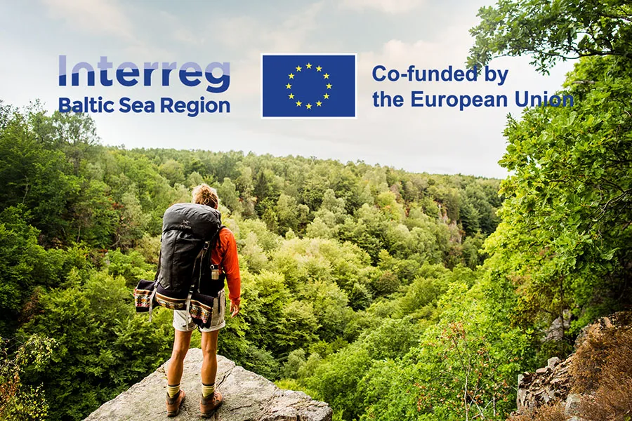 Vandring i skogen med logo Interreg Baltic Sea Region