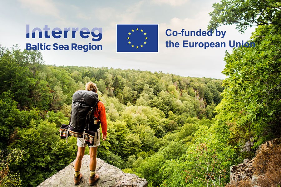 Vandring i skogen med logo Interreg Baltic Sea Region