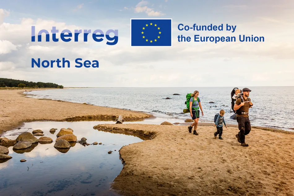 Familj vandrar på stranden Interreg North Sea
