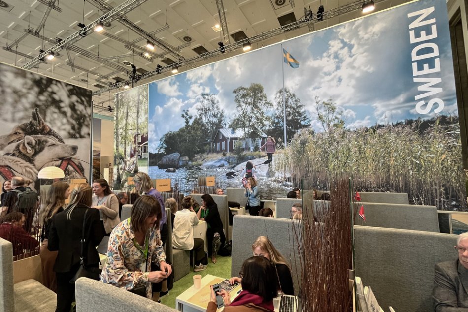 Visit Swedens monter på resemässan ITB med en stor bild på svensk skärgård som kuliss