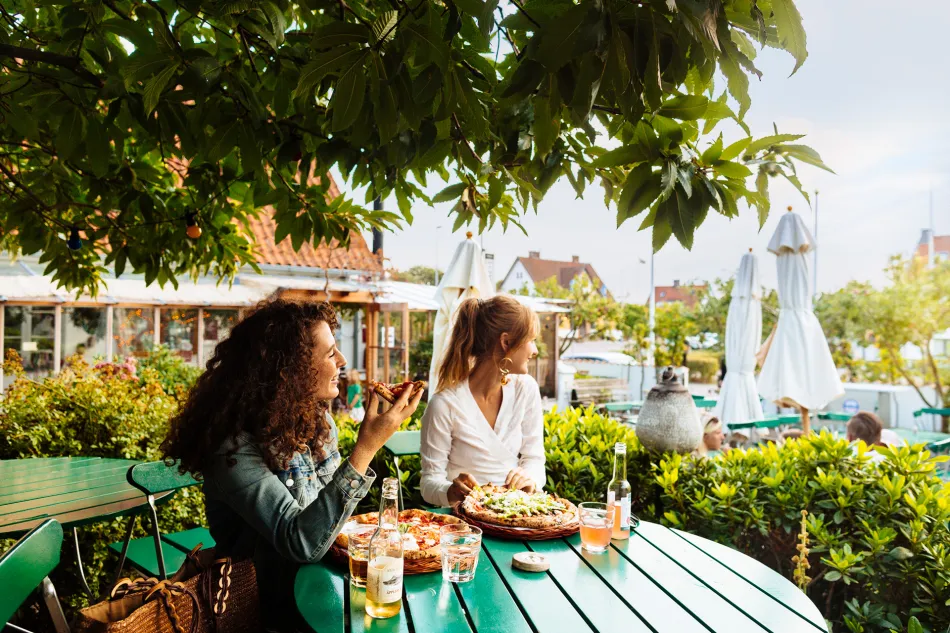 Två kvinnor på ett café
