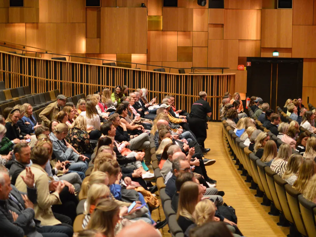 Publiken som satt sig ner i salongen